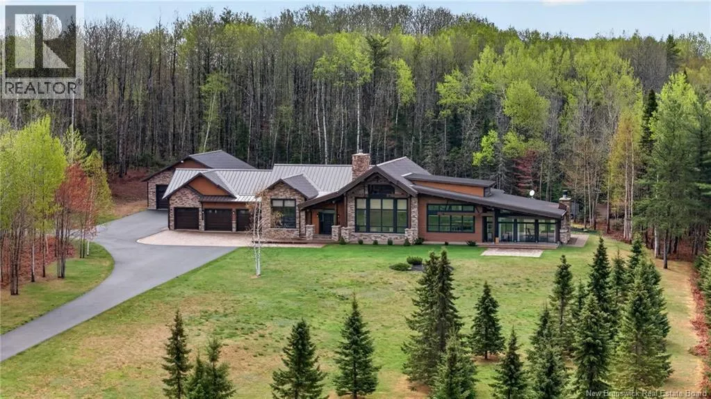 Timber-frame estate on 20 acres in Saint-Sauveur