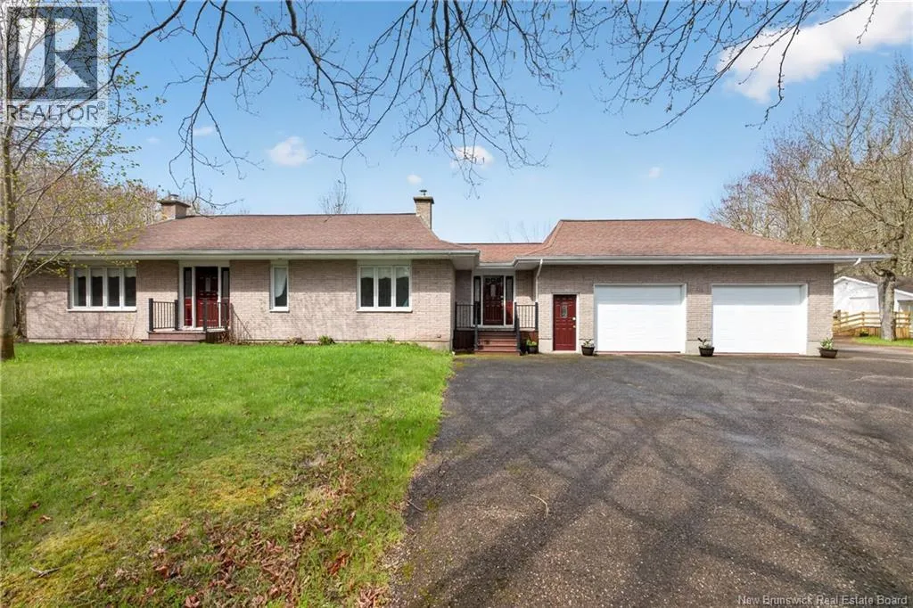 Equestrian property on 4 acres in Saint-Isidore